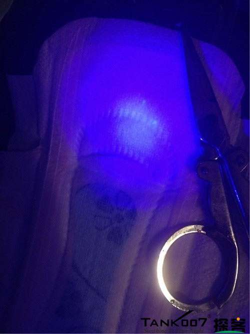 客戶買了紫光手電驗熒光劑,先拿面膜大姨媽巾開刀