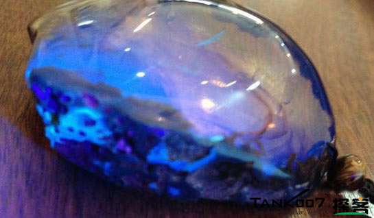 網(wǎng)上用紫光手電鑒定琥珀的帖子這么多,哪個(gè)是真假?