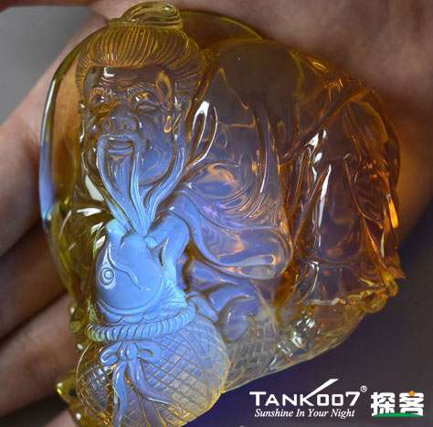 網(wǎng)上用紫光手電鑒定琥珀的帖子這么多,哪個(gè)是真假?