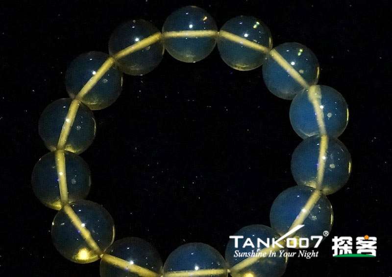 網(wǎng)上用紫光手電鑒定琥珀的帖子這么多,哪個(gè)是真假?