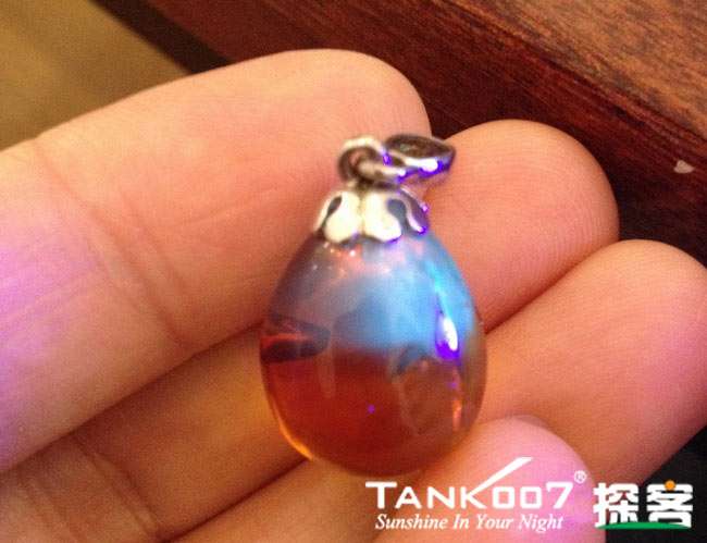 網(wǎng)上用紫光手電鑒定琥珀的帖子這么多,哪個(gè)是真假?